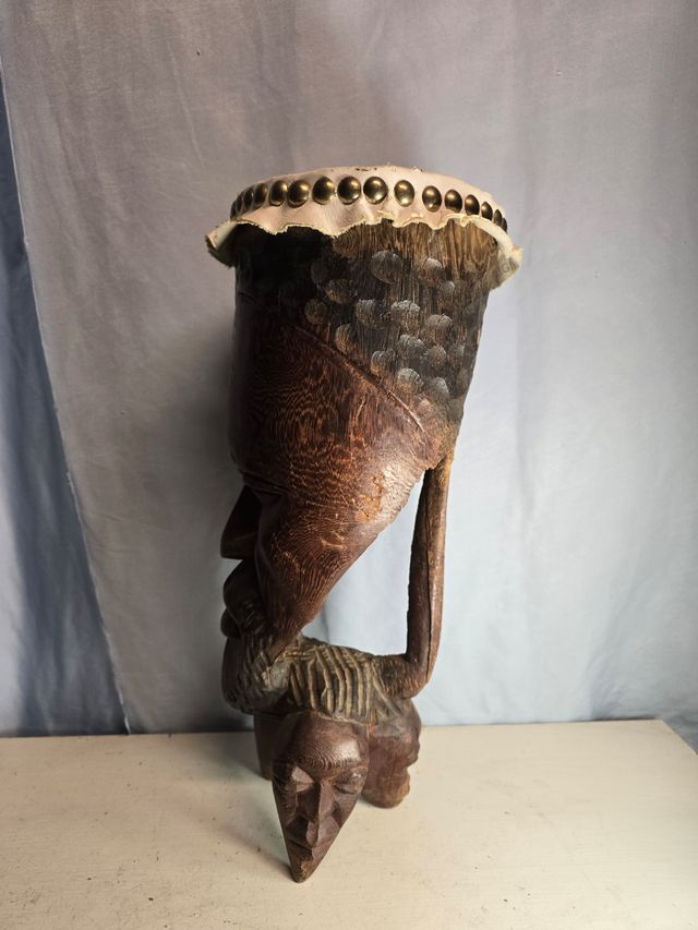 Tambor africano tallado a mano con una estructura