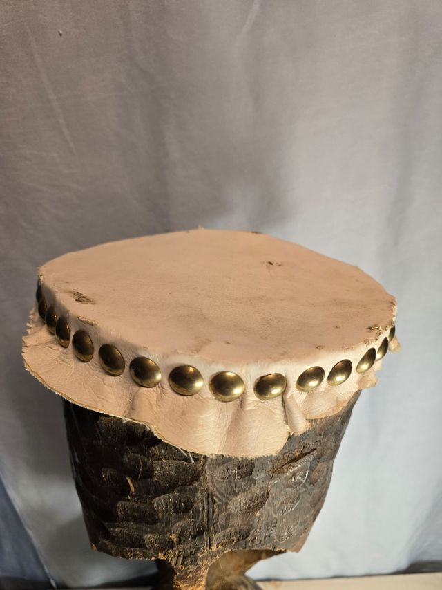 Tambor africano tallado a mano con una estructura