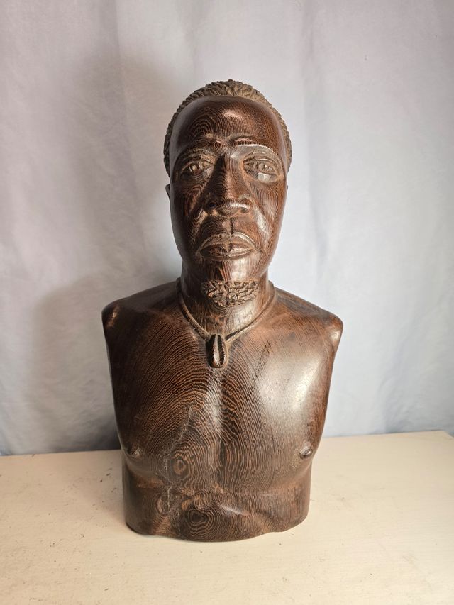 Escultura hombre africano tallada a mano