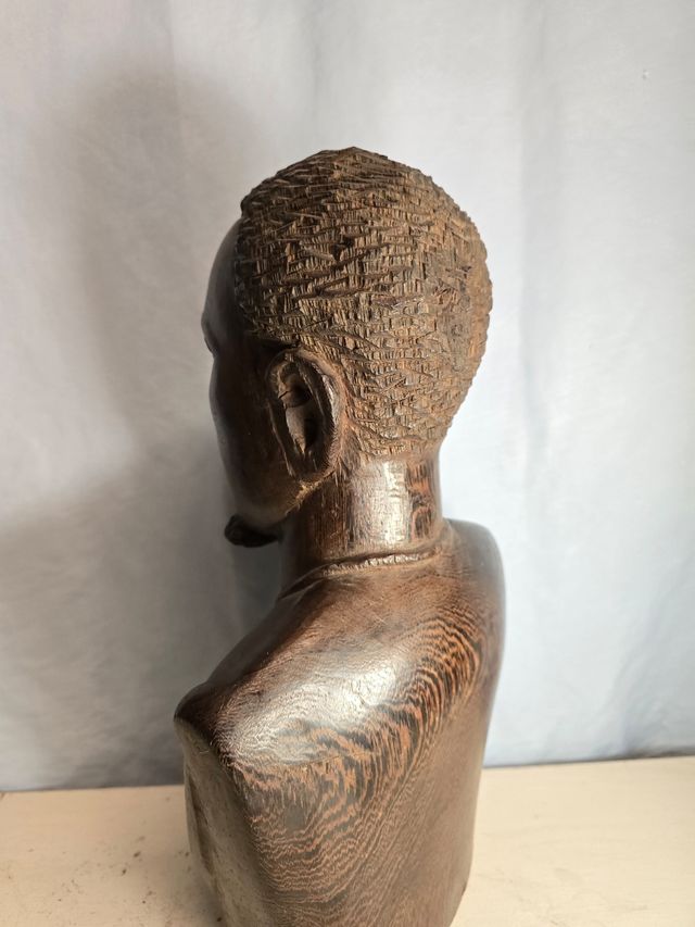 Escultura hombre africano tallada a mano