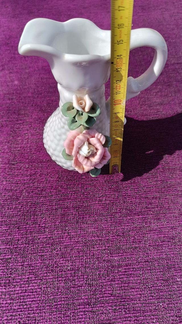 Jarra y taza de porcelana