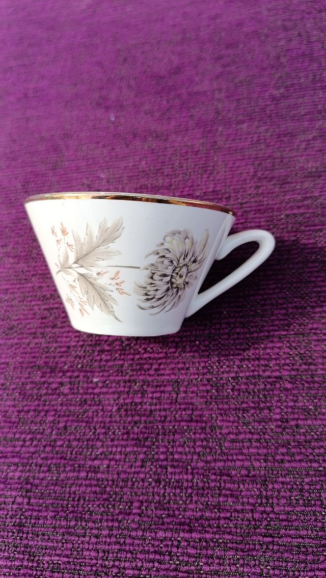 Jarra y taza de porcelana