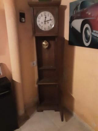 Reloj de madera antiguo