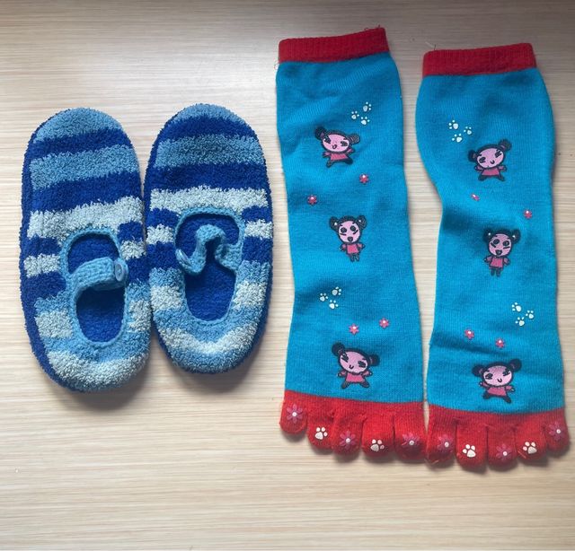 Zapatillas y calcetines de andar por casa.