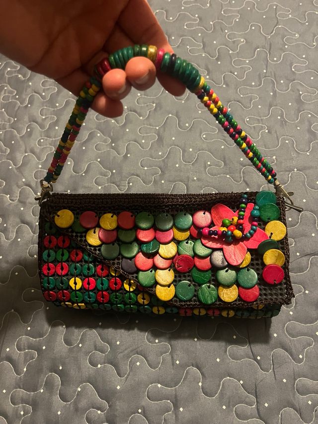 Bonito bolso de mano munticolor. Sin esrrenar.