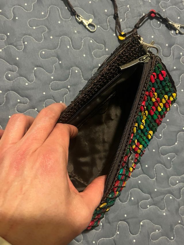 Bonito bolso de mano munticolor. Sin esrrenar.