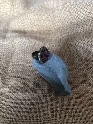 Anillo ajustable piedras rojas