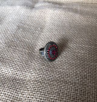 Anillo ajustable piedras rojas