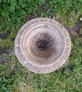 Vaso em cimento branco envelhecido