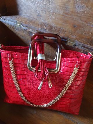 Mala em vermelho acabamento de verniz