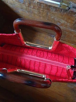 Mala em vermelho acabamento de verniz