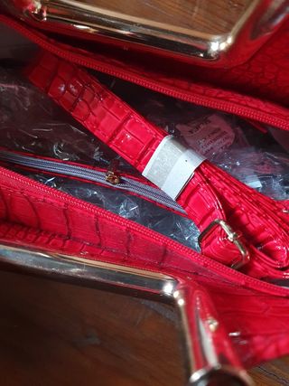 Mala em vermelho acabamento de verniz