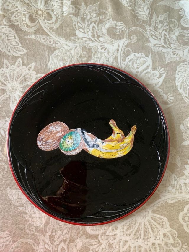Piatto vintage nero con decorazioni con frutta