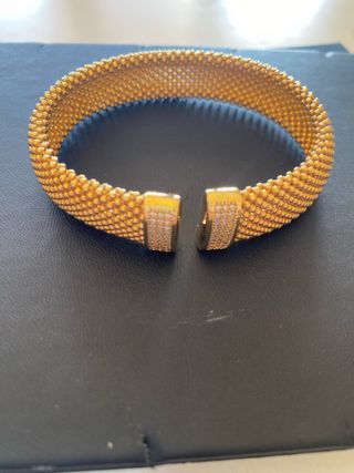 Pulsera dorada de mujer