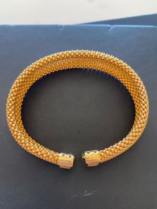 Pulsera dorada de mujer
