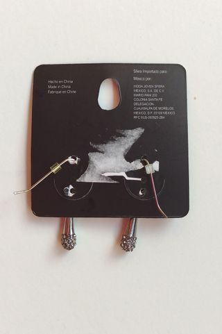Pendientes largos plateados con cono y brillantes