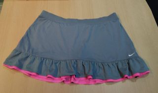 Falda pantalón Nike Dri Fit Gris con volante rosa