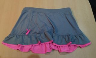 Falda pantalón Nike Dri Fit Gris con volante rosa