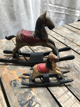 Figuras caballitos de madera