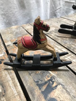 Figuras caballitos de madera