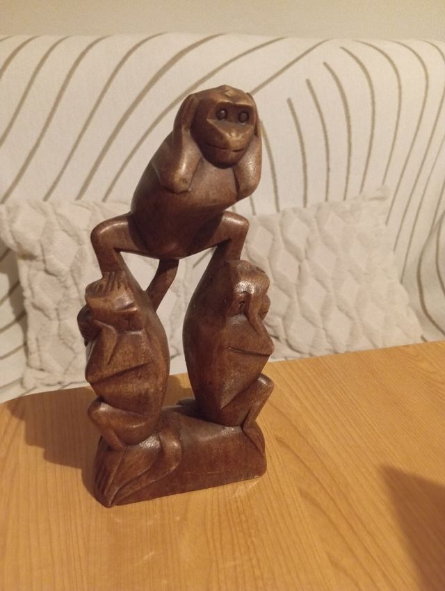 Pieza de tres monos en madera