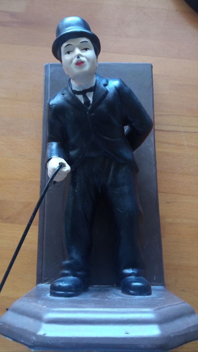 1 Sujetalibros Charlot