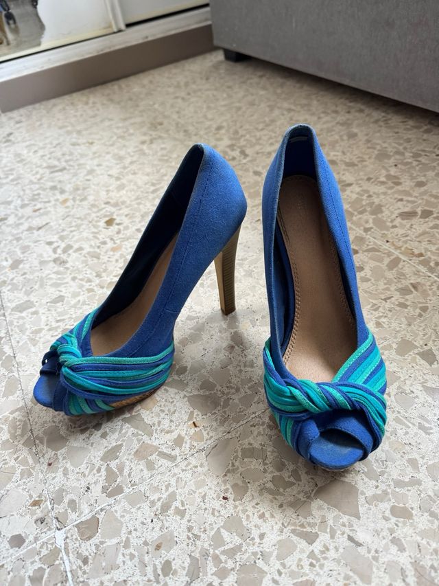 Zapatos azules de tacón