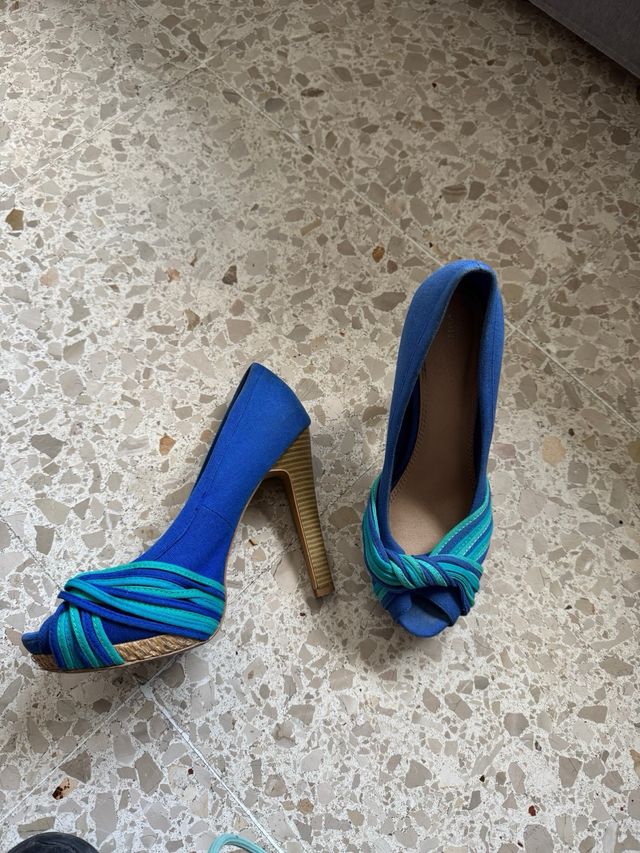 Zapatos azules de tacón
