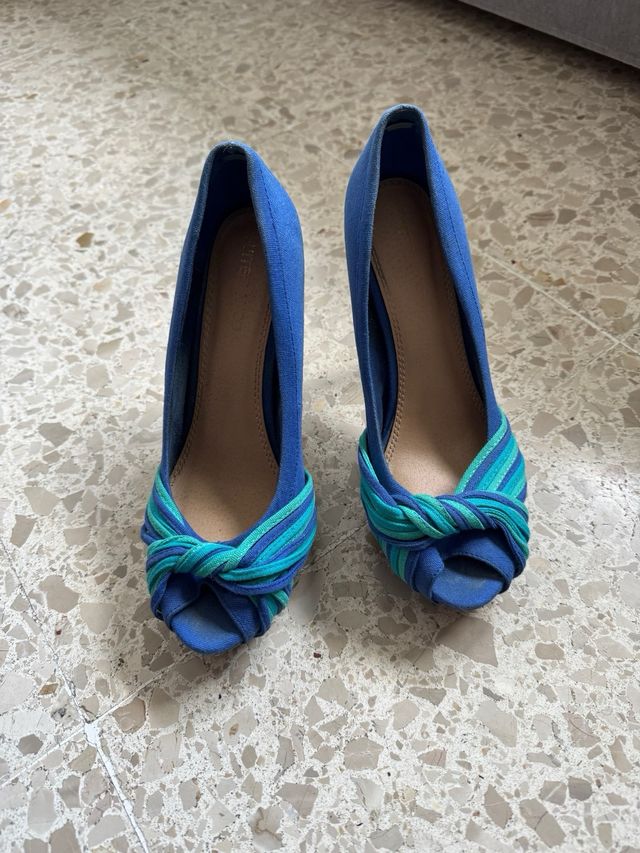 Zapatos azules de tacón