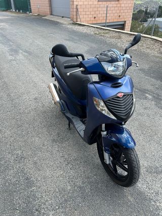 Se venden honda sh 125i del 2006.