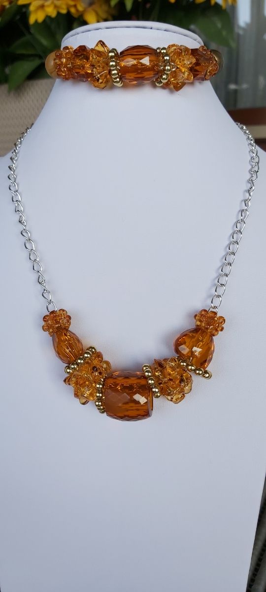 Parure di collana e bracciale con resine