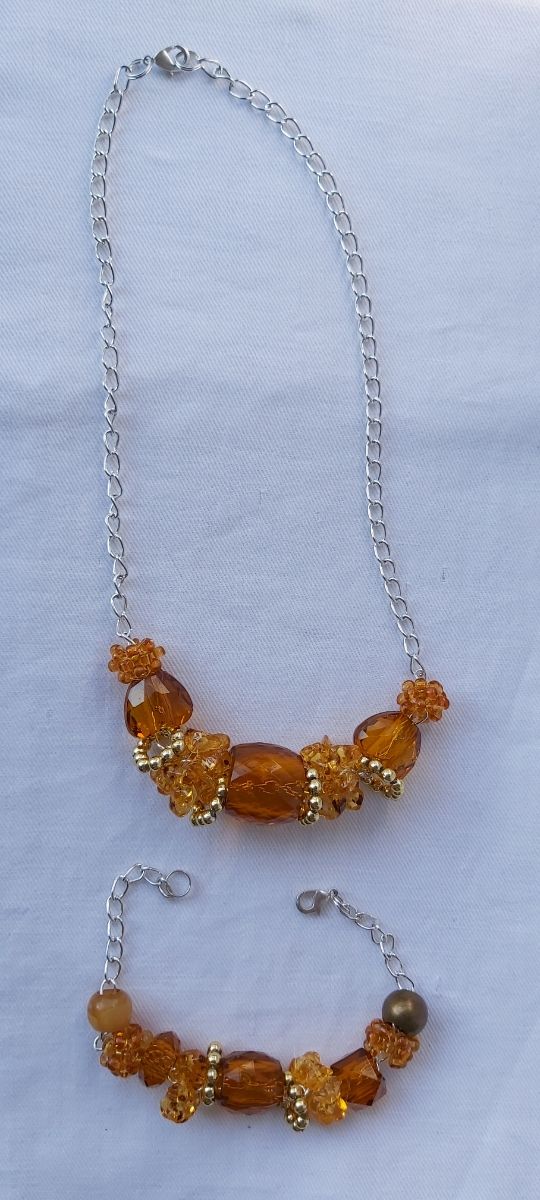 Parure di collana e bracciale con resine