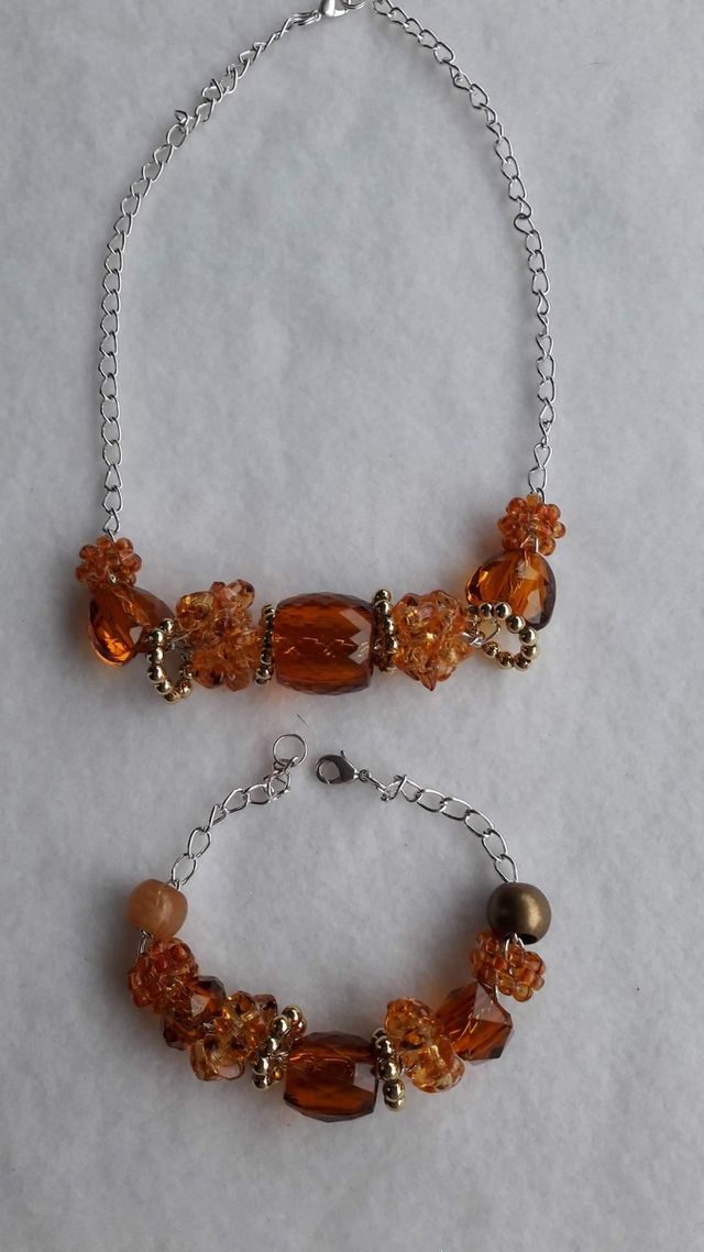Parure di collana e bracciale con resine
