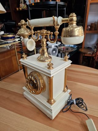 Teléfono antiguo de  madera y metal