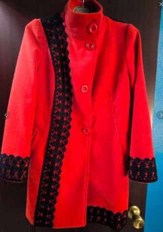 Abrigo rojo con apliques de encaje negro