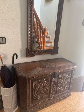 Espejo y baúl tallados en madera