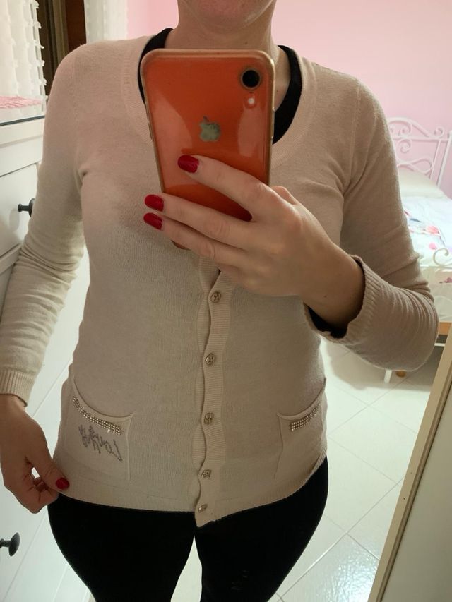 Cardigan beige con strass e bottoni particolari