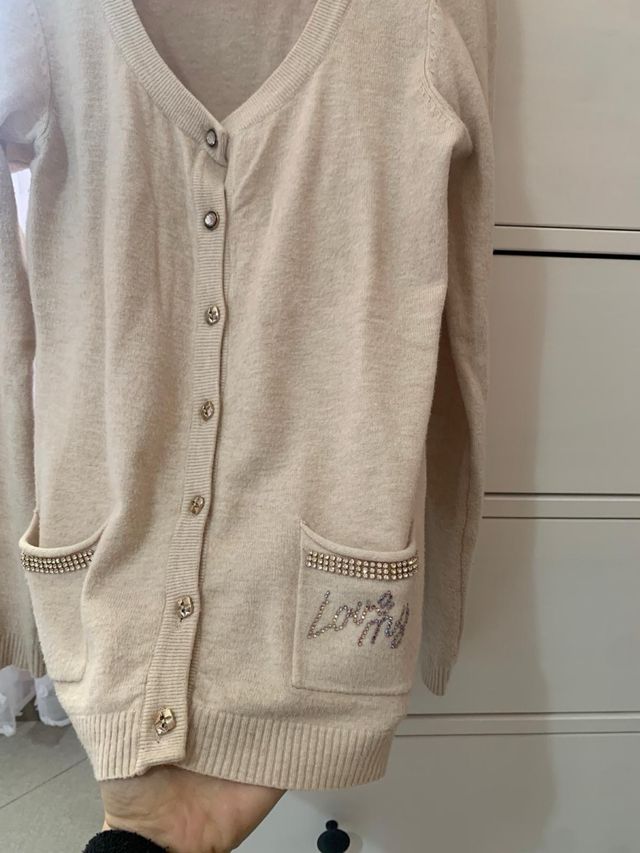 Cardigan beige con strass e bottoni particolari