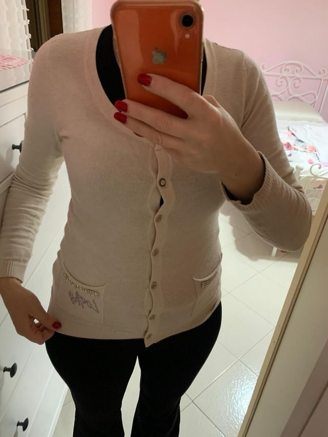 Cardigan beige con strass e bottoni particolari