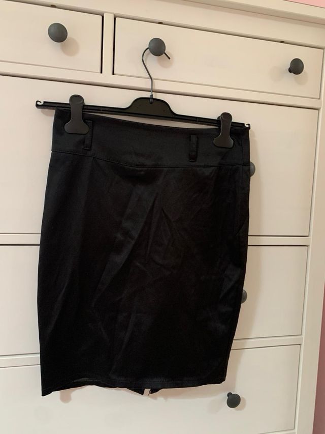 Gonna di raso nera a tubino