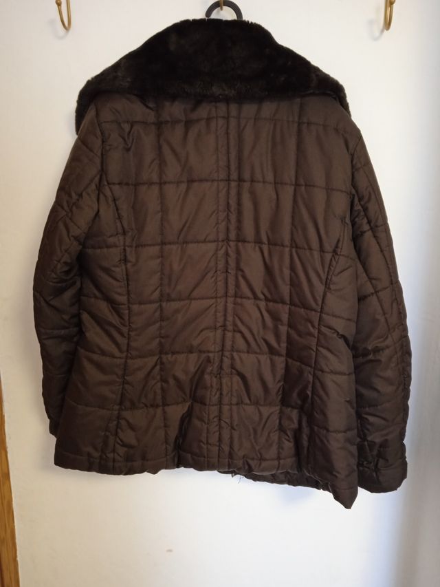 Abrigo parka de mujer. Chocolate