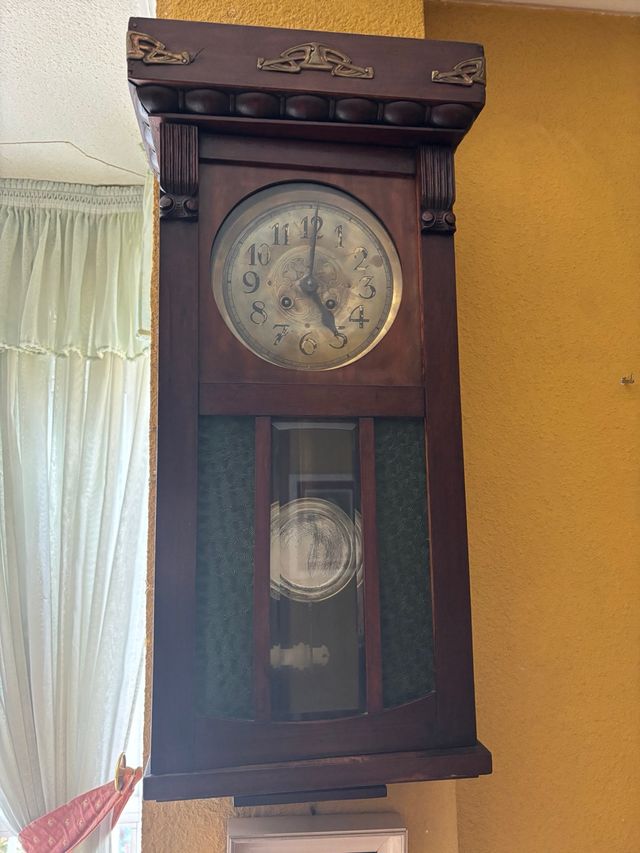 Reloj antiguo de pendulo