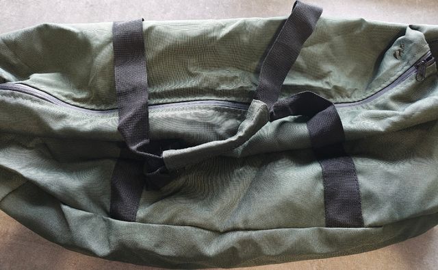 Bolsa deportiva verde en buen estado 