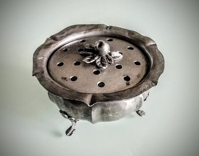 Quattro Piccoli vasi/ciotole con coperchio Peltro