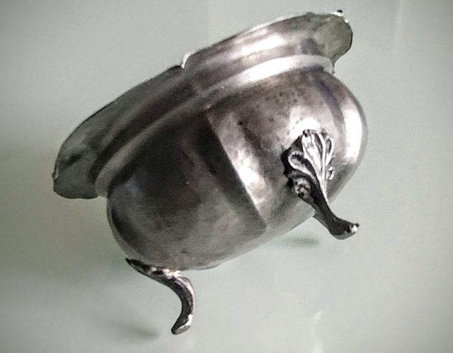 Quattro Piccoli vasi/ciotole con coperchio Peltro