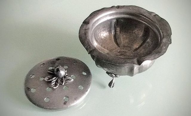 Quattro Piccoli vasi/ciotole con coperchio Peltro