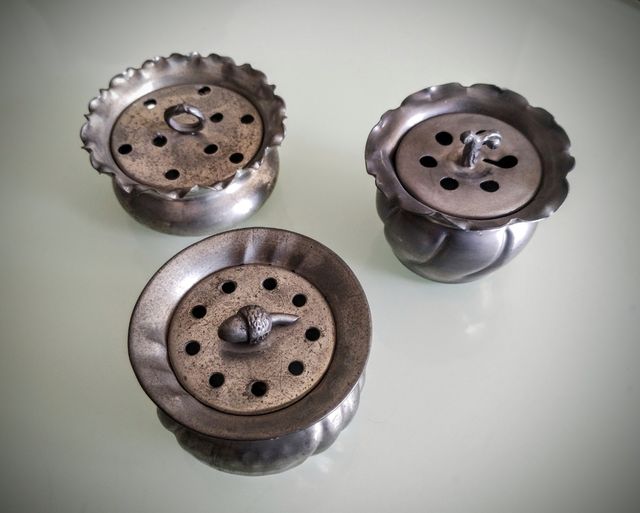 Quattro Piccoli vasi/ciotole con coperchio Peltro