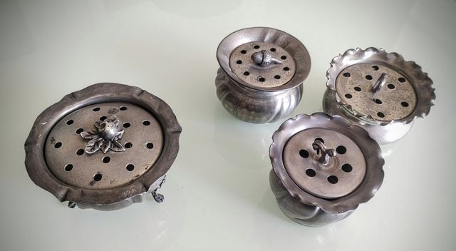 Quattro Piccoli vasi/ciotole con coperchio Peltro