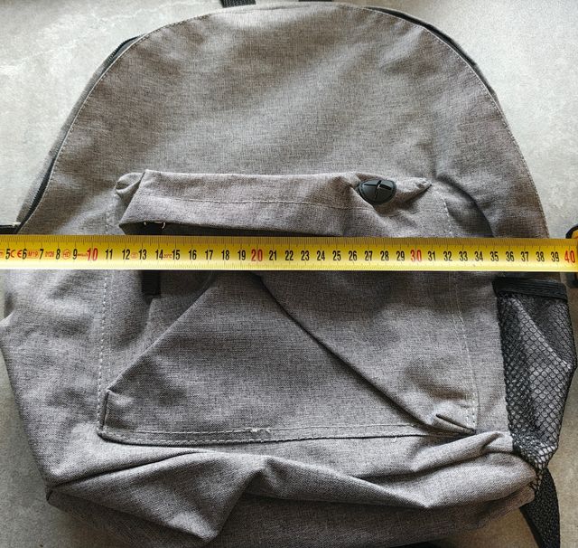 Mochila gris en buen estado 
