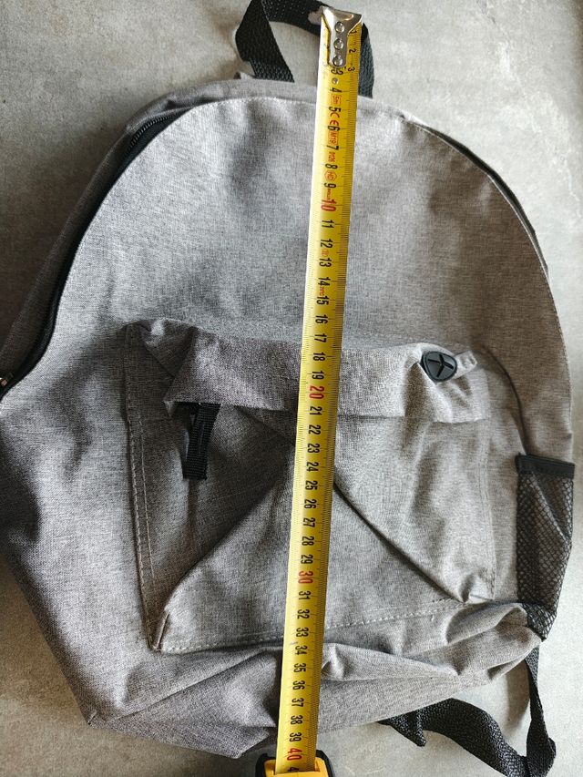 Mochila gris en buen estado 
